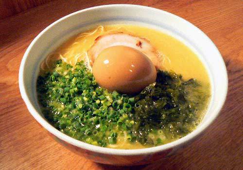 日本でも人気のこだわり濃厚鶏白湯ラーメン! 日本でも人気のこだわり濃厚鶏白湯ラーメン!