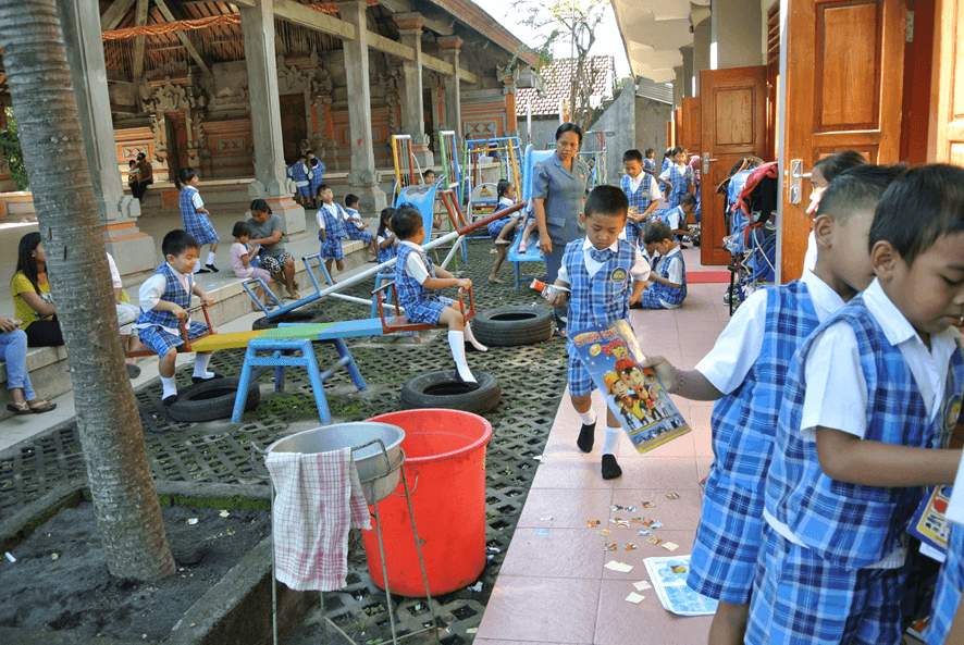 バリの幼稚園・小中学校・高校～学生の生活風景～