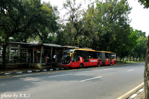 専用レーンを走るバス“Transjakarta”に乗るには